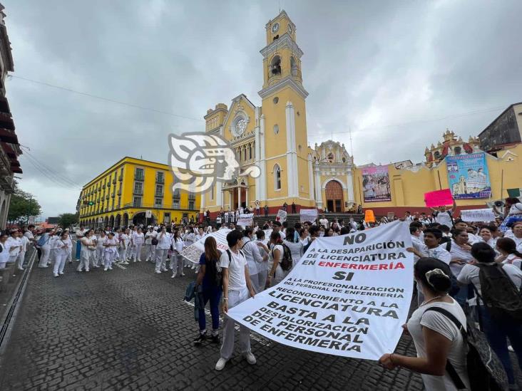 Personal de Salud bloquea centro de Xalapa en protesta (+video)