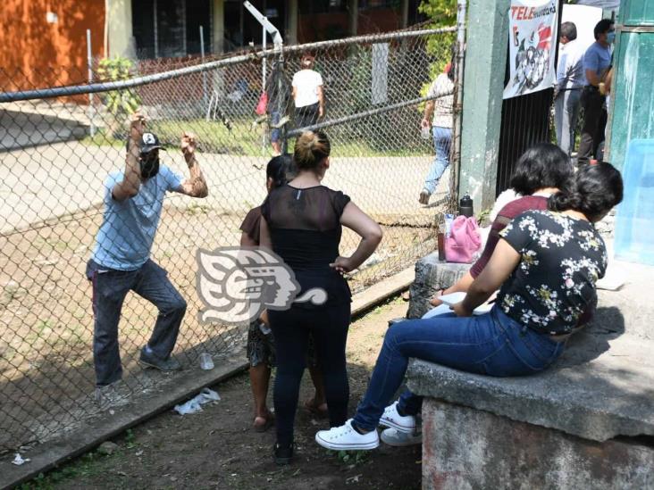 Docentes bloquean accesos a Secundaria Experimental en Xalapa