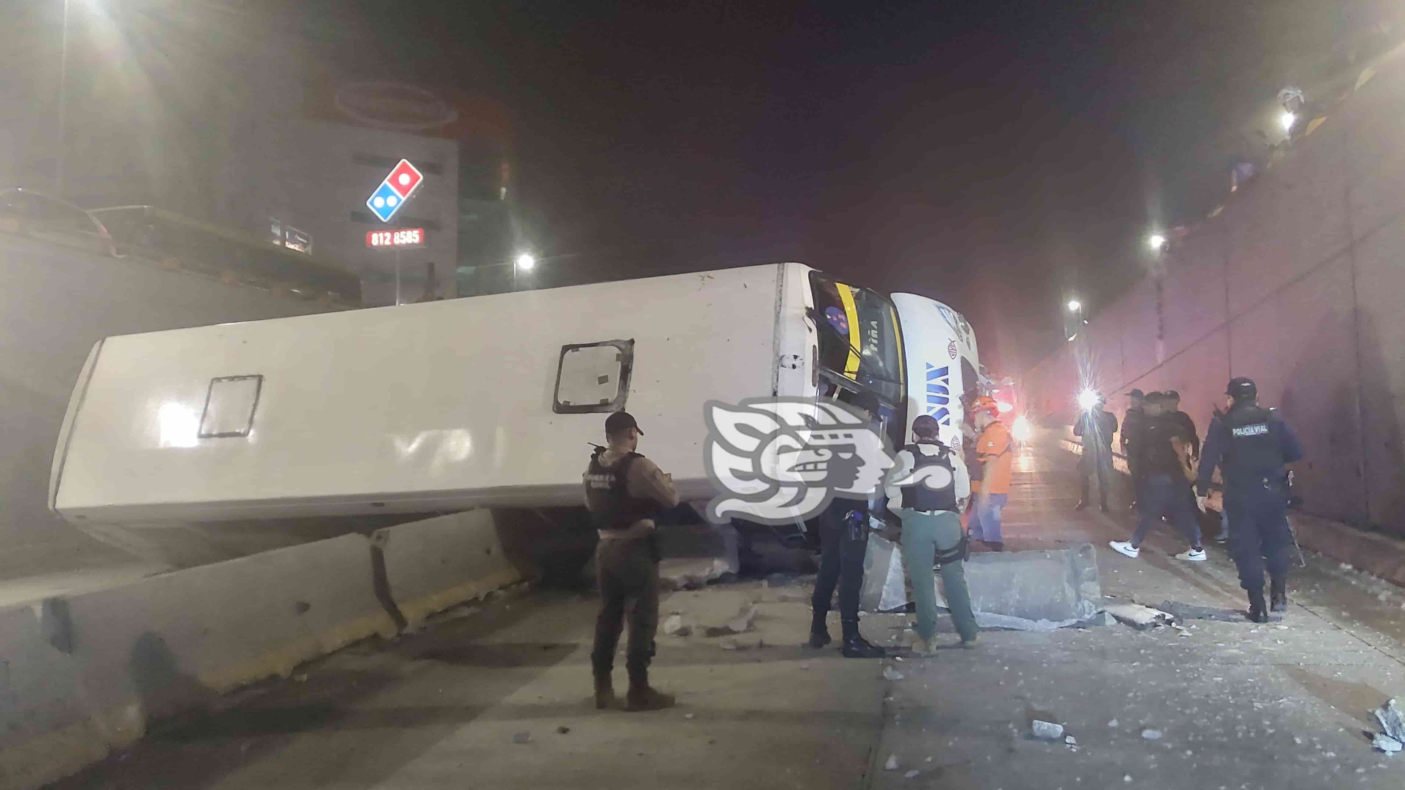 Vuelca autobús en Lázaro Cárdenas debajo de la Araucaria