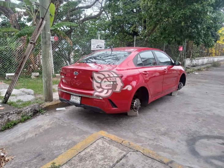 Siguen los roba-llantas en Córdoba, dejan en ladrillos a vehículo último modelo