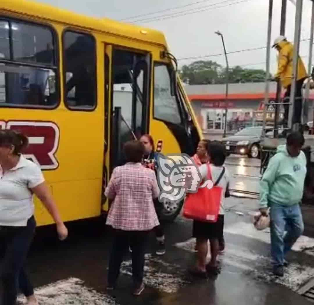 Autobús se impacta contra tren carguero en Orizaba