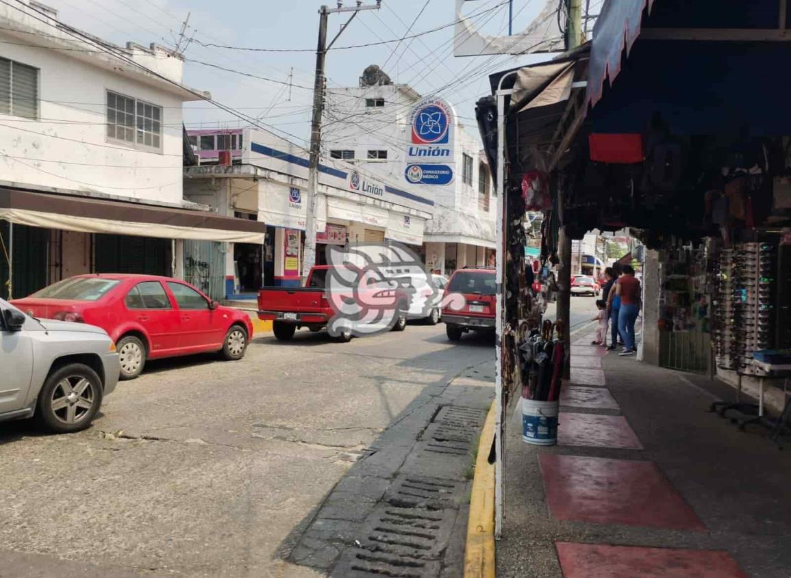 Tránsito no puede retirar vehículos que obstruyen calles de Nanchital