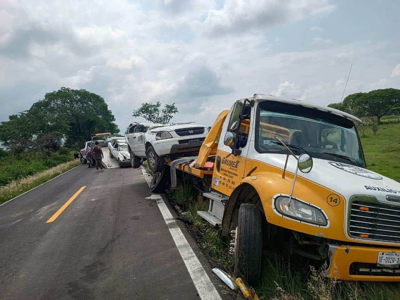 Vuelca grúa que transportaba autos chatarras en Puente Nacional