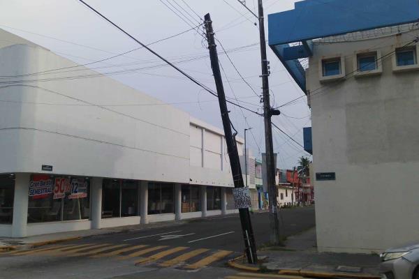 Alertan por poste de luz a punto de caer en la colonia Flores Magón