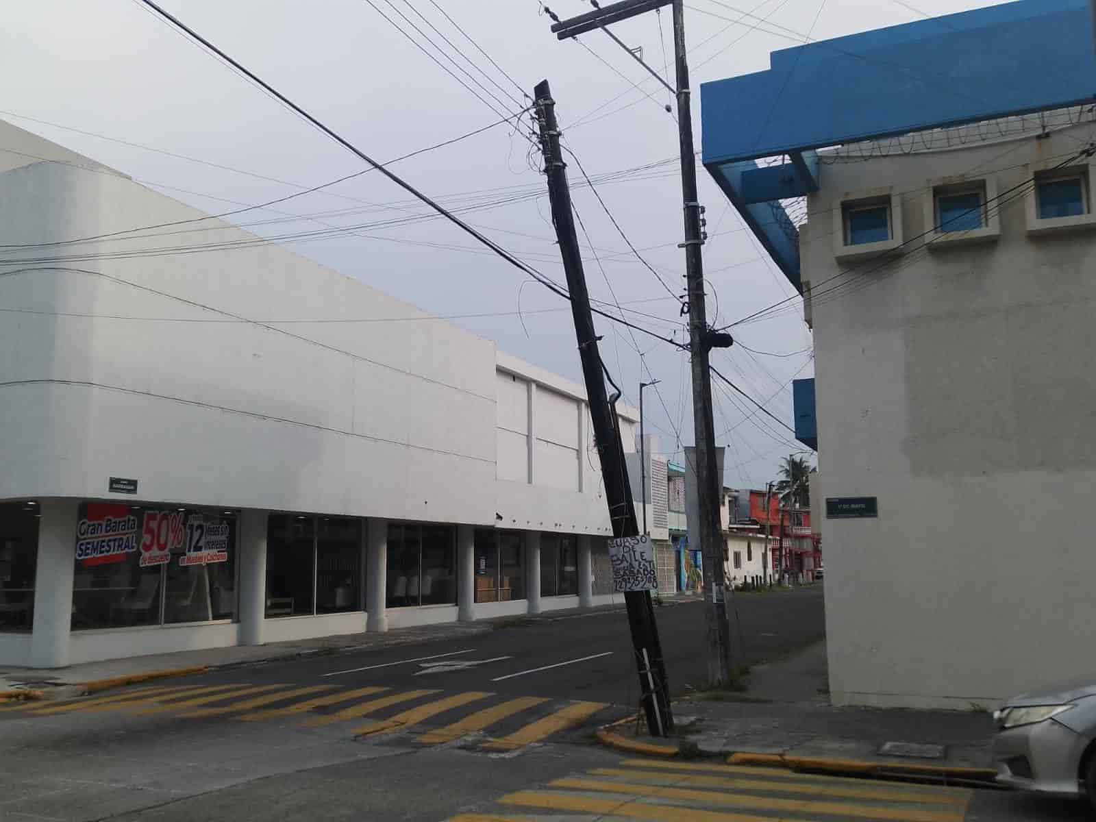 Alertan por poste de luz a punto de caer en la colonia Flores Magón