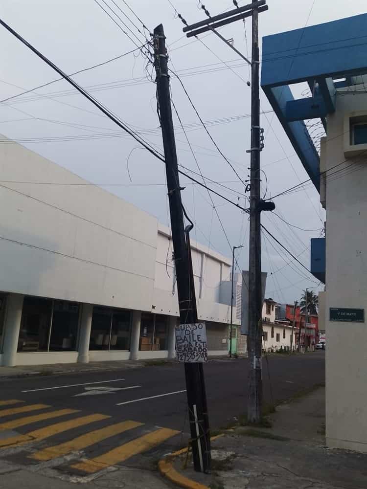 Alertan por poste de luz a punto de caer en la colonia Flores Magón