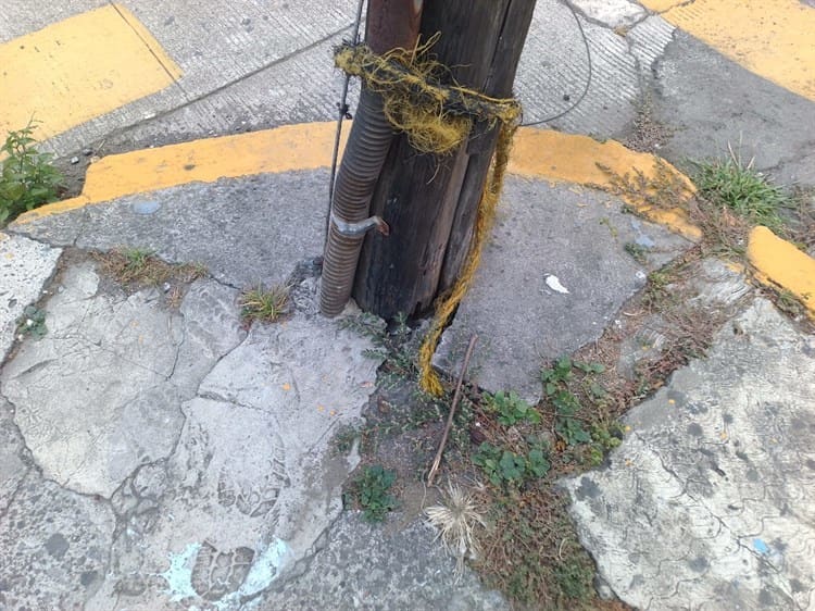 Alertan por poste de luz a punto de caer en la colonia Flores Magón