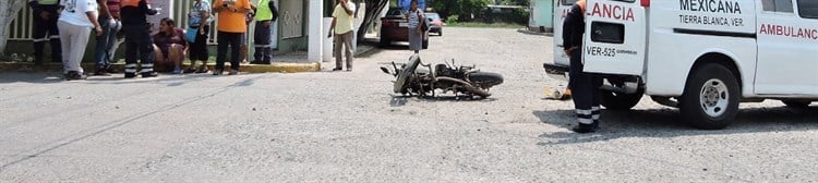 Motocicletas chocan en calles de Tierra Blanca; hay 2 lesionados