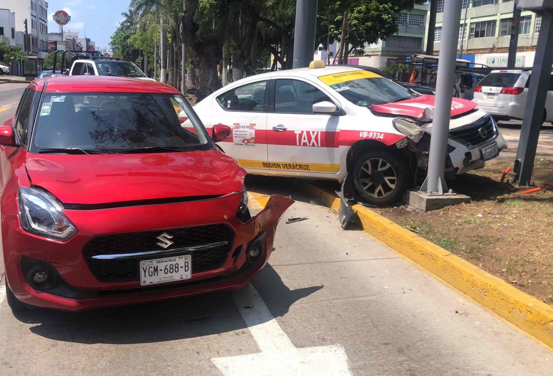 Taxista no respeta el alto del semáforo y se impacta contra auto en Veracruz