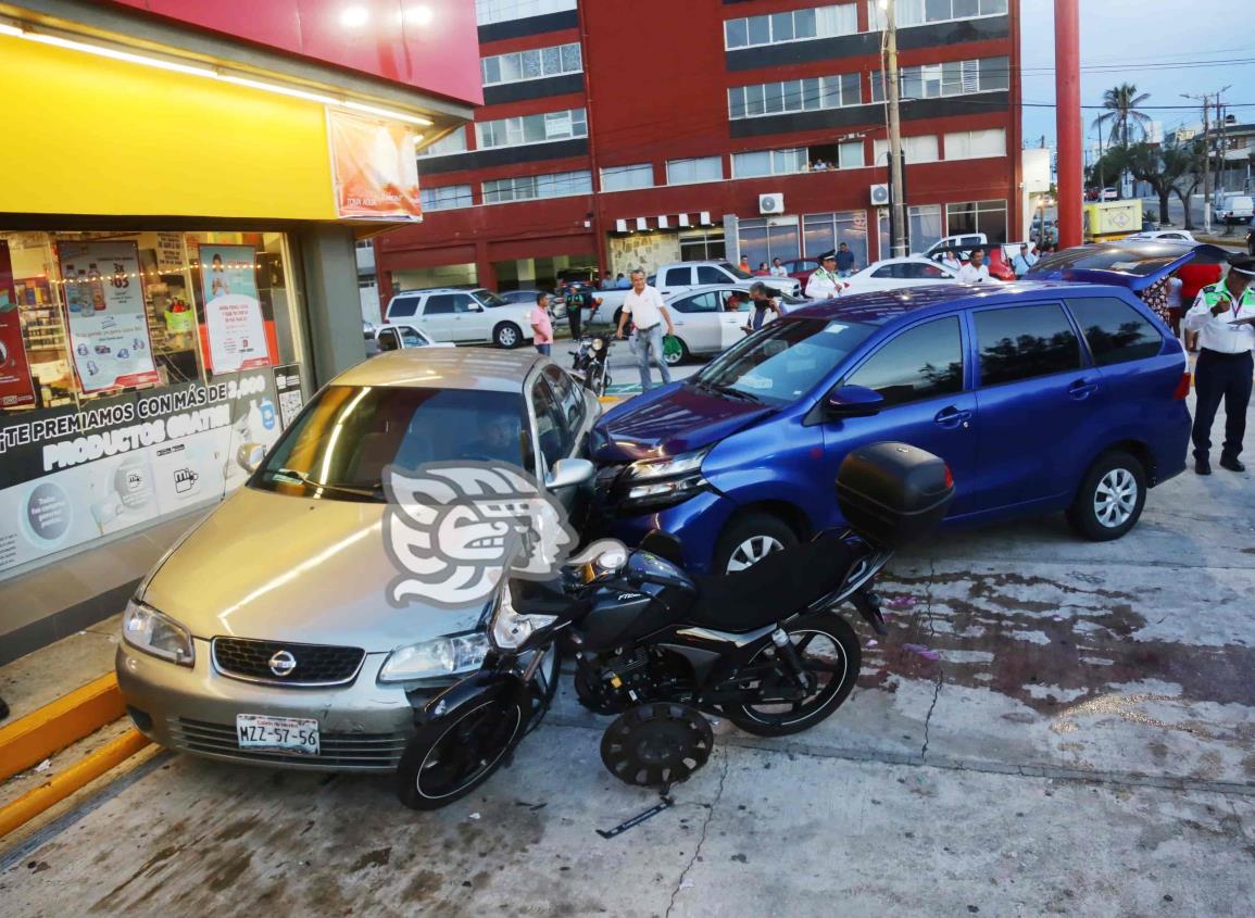 ¡Borrachazo! Presunto marino impacta 3 vehículos y una motocicleta en Coatzacoalcos (+Video)