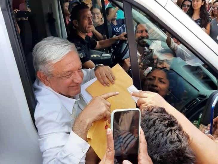 ¡Calurosa bienvenida! AMLO llega a Teapa; cientos de habitantes lo reciben (+Video)