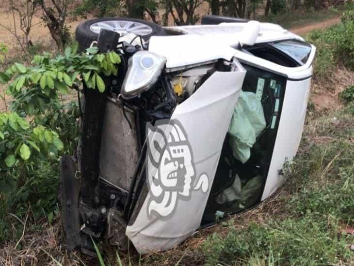 Vuelca camioneta sobre la Costera del Golfo en Acayucan