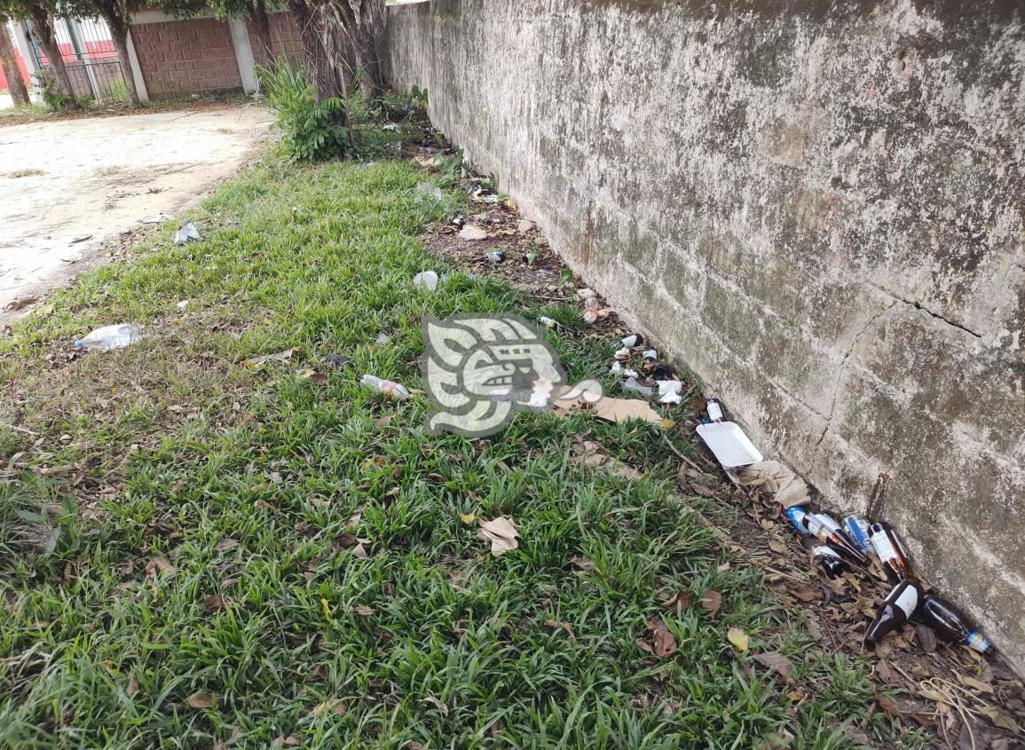 ¡Borrachos y cochinos! dejan su tiradero tras usar como cantina cancha de Villa Cuichapa