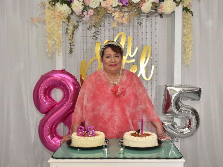 La señora Celia Menéndez Amador es festejada por sus 85 años de vida