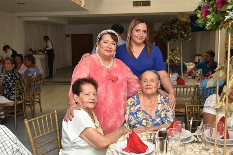 La señora Celia Menéndez Amador es festejada por sus 85 años de vida