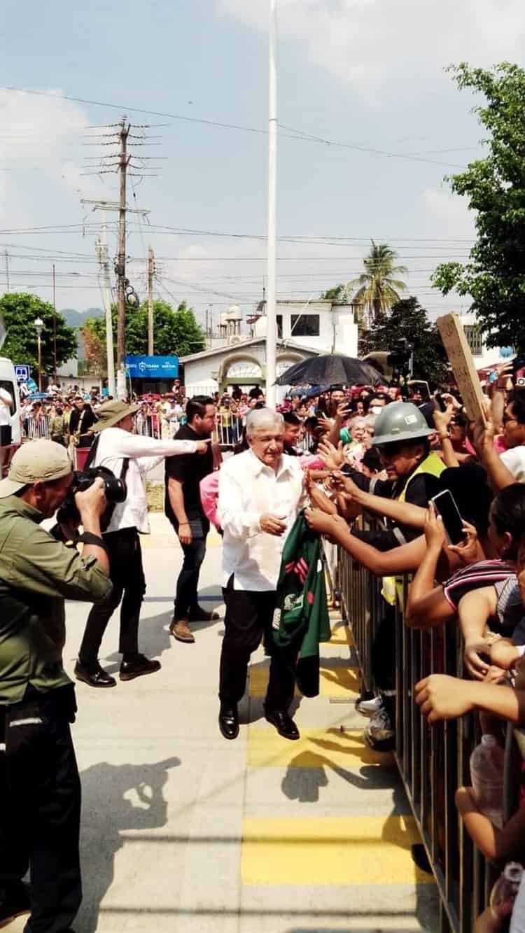 ¡Calurosa bienvenida! AMLO llega a Teapa; cientos de habitantes lo reciben (+Video)