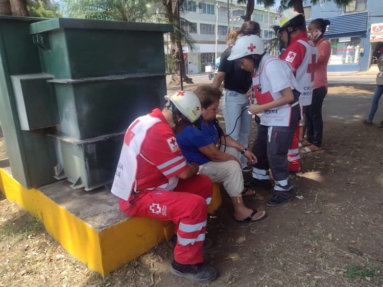 Taxista no respeta el alto del semáforo y se impacta contra auto en Veracruz