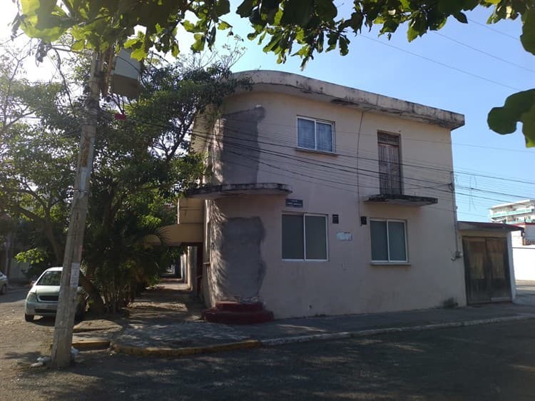 Denuncian casa abandonado a punto de caer en la colonia Zaragoza, en Veracruz