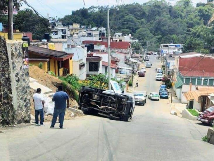 Vuelca camioneta en Xalapa; chofer resulta lesionado