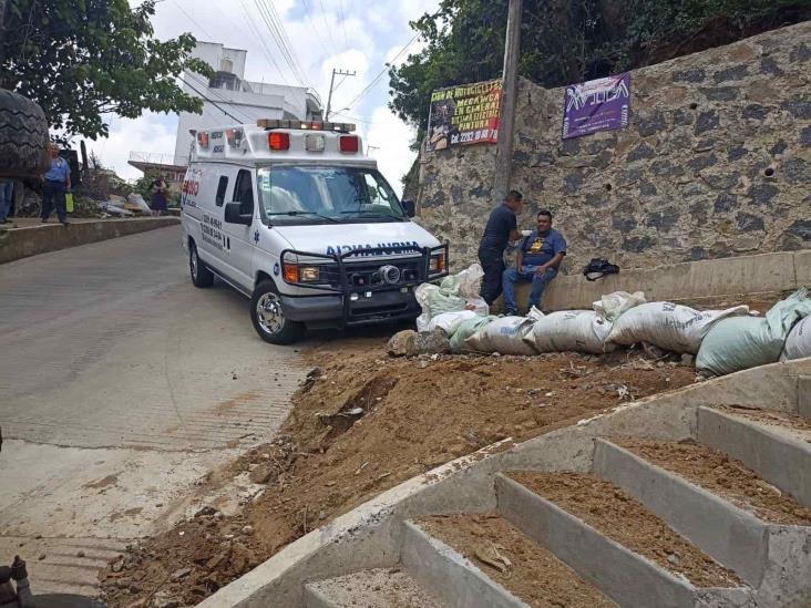 Vuelca camioneta en Xalapa; chofer resulta lesionado