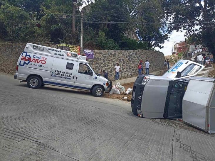 Vuelca camioneta en Xalapa; chofer resulta lesionado