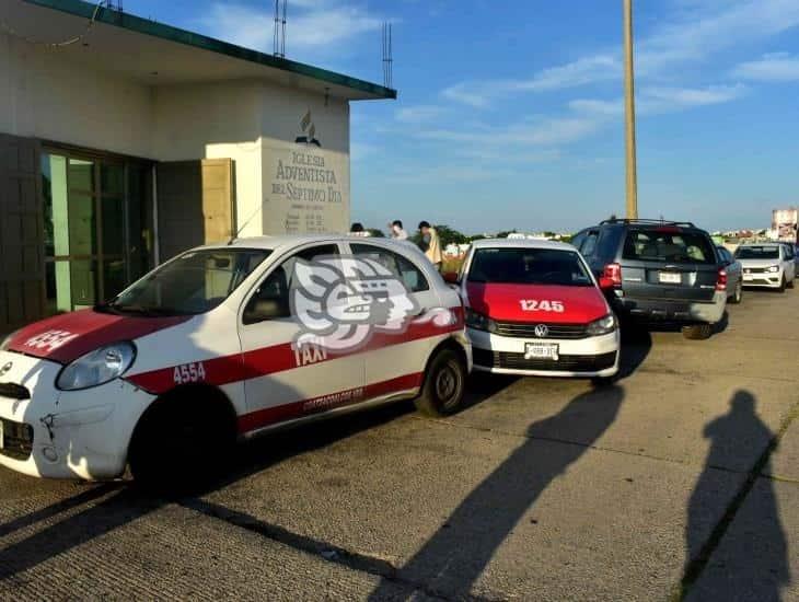 ¡Triple impacto! Vagoneta chocó contra autos estacionados