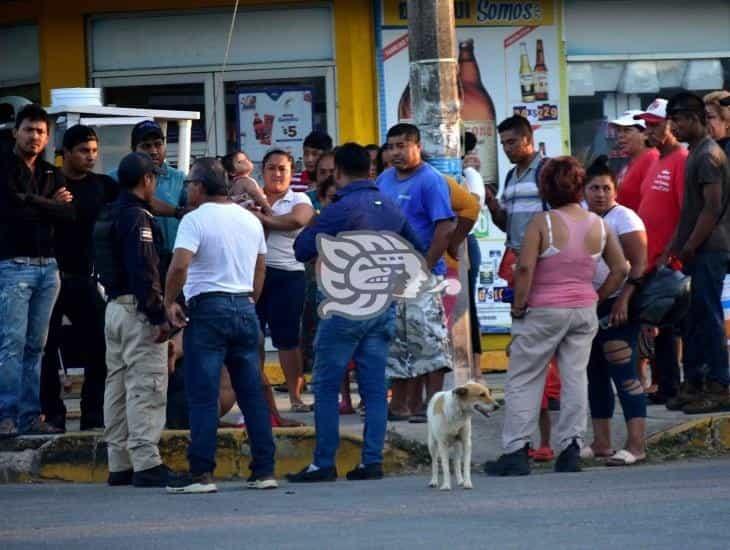 ¡Por poco lo linchan! Sujeto golpeo a una vendedora de pan sin motivo; vecinos corrieron en su ayuda (+Vídeo)