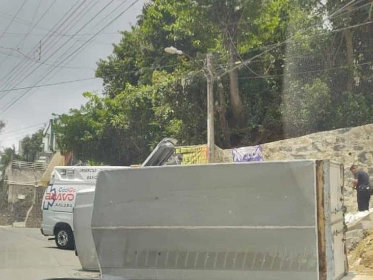 Vuelca camioneta en Xalapa; chofer resulta lesionado