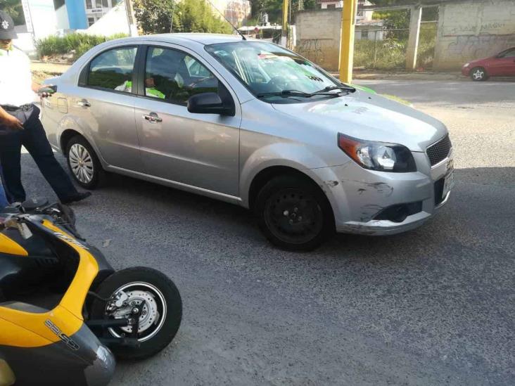 Motociclista es embestido por auto en Xalapa