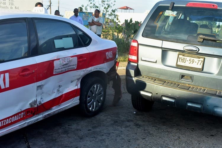 ¡Triple impacto! Vagoneta chocó contra autos estacionados