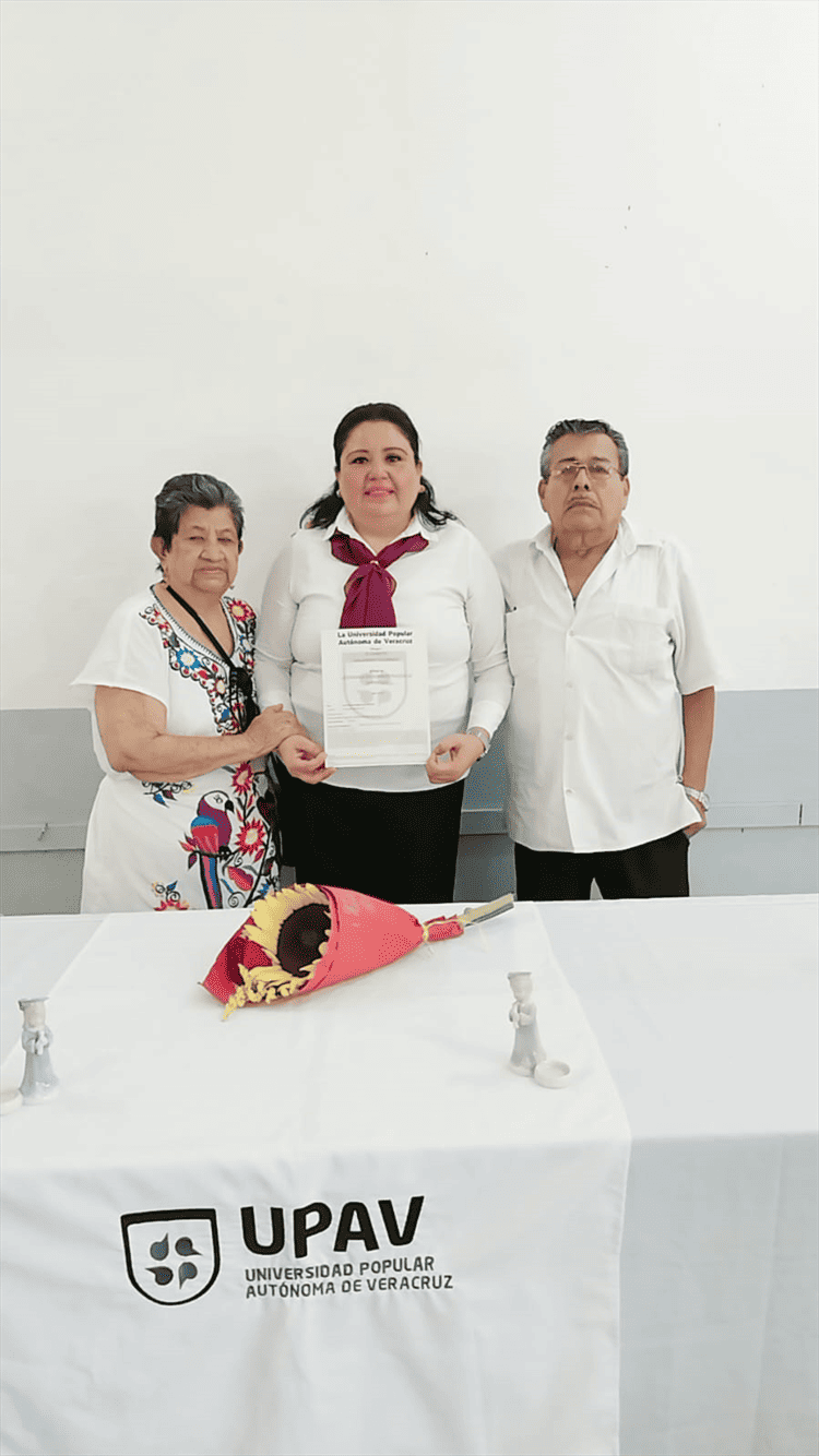 Elizabeth Salvador Colorado recibe su título de Licenciatura en Administración de Empresas