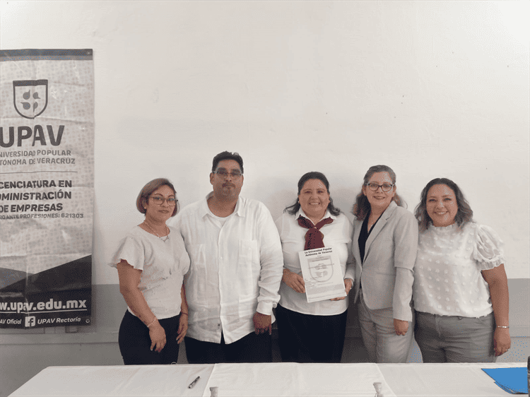 Elizabeth Salvador Colorado recibe su título de Licenciatura en Administración de Empresas