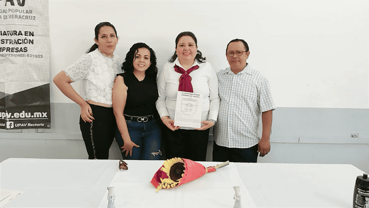 Elizabeth Salvador Colorado recibe su título de Licenciatura en Administración de Empresas