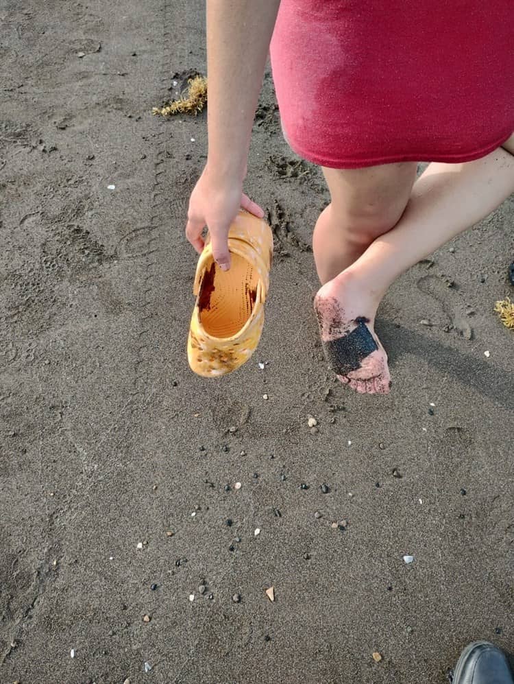 Alerta hallazgo de chapopote en playa de Chachalacas