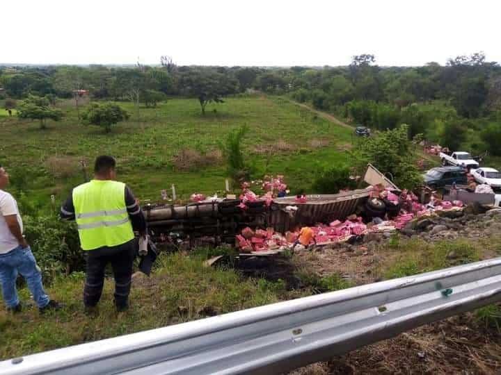 Vuelca tráiler cargado con Papayas en Vega de Alatorre;