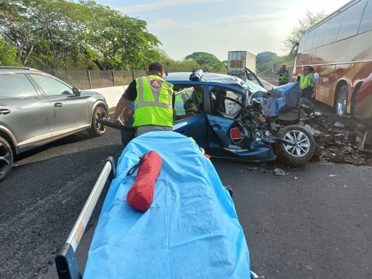 Empleada de seguridad privada choca su auto con autobús de turismo en la Córdoba-Veracruz