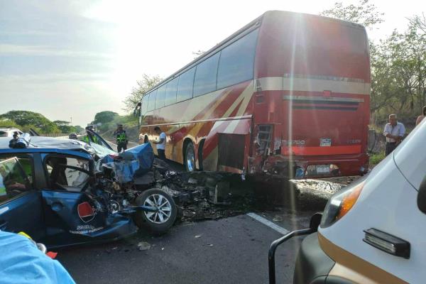 Empleada de seguridad privada choca su auto con autobús de turismo en la Córdoba-Veracruz
