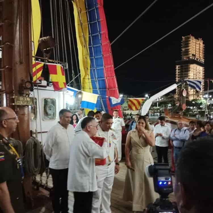 ¡Orgullo jarocho! entrega Gobierno de Venezuela reconocimiento a escritor veracruzano