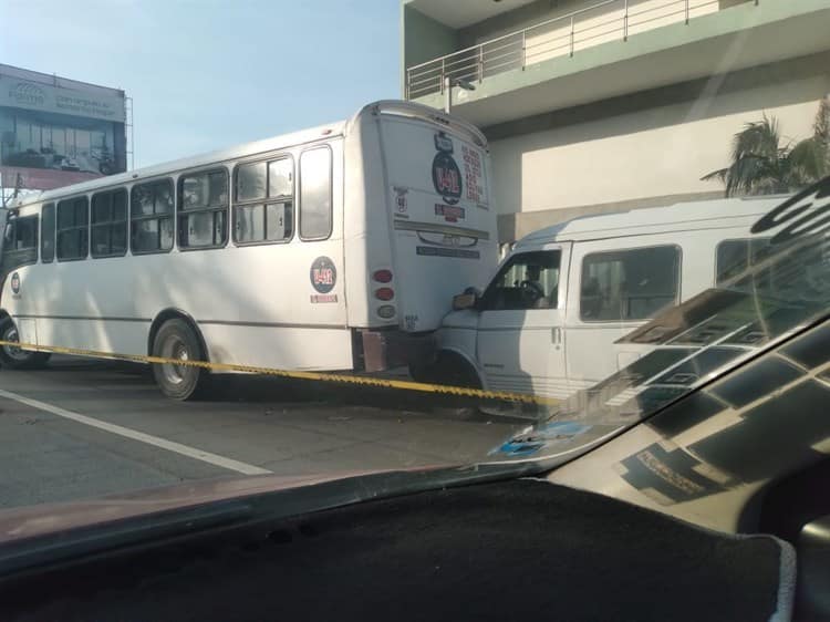 Muere tras chocar contra un camión en el bulevar Ruiz Cortines, en Boca del Río