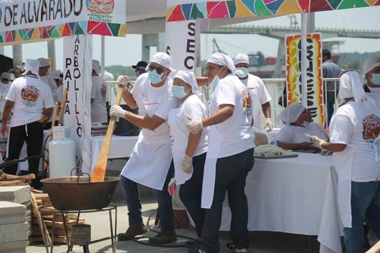 ¡Superan su récord! Se prepararon 11 toneladas de arroz a la tumbada en Alvarado