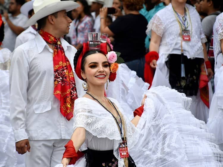 Más de 2 mil bailaron La Bamba en el paseo de Los Lagos en Xalapa (+Video)