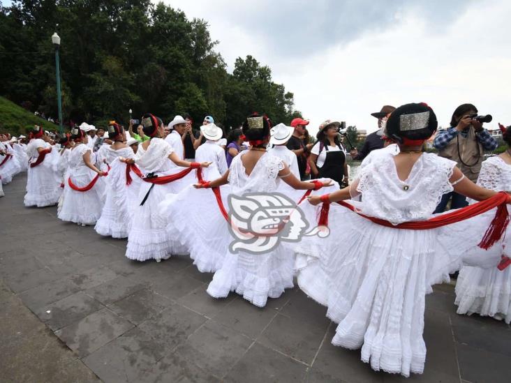 Más de 2 mil bailaron La Bamba en el paseo de Los Lagos en Xalapa (+Video)