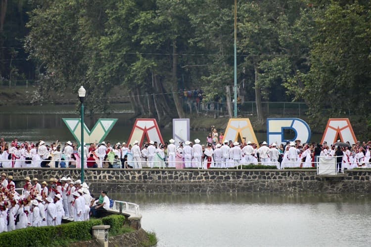 Más de 2 mil bailaron La Bamba en el paseo de Los Lagos en Xalapa (+Video)