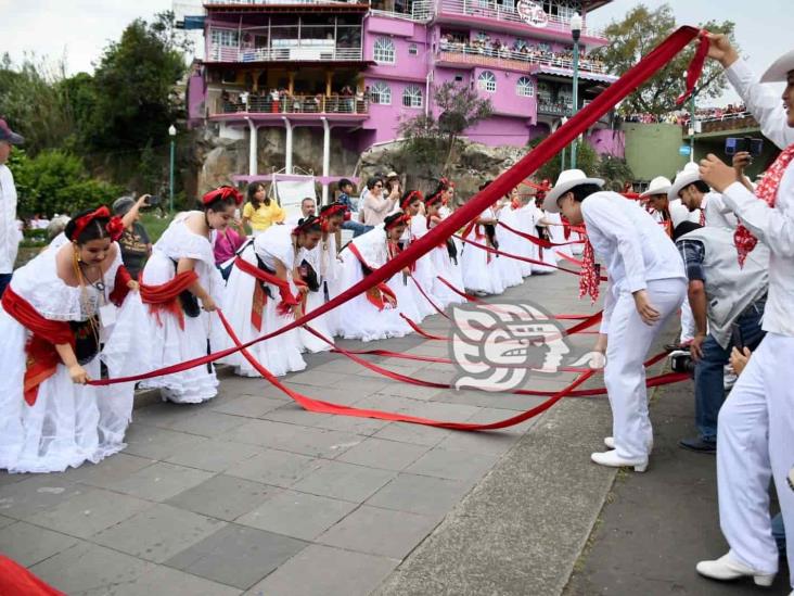 Más de 2 mil bailaron La Bamba en el paseo de Los Lagos en Xalapa (+Video)