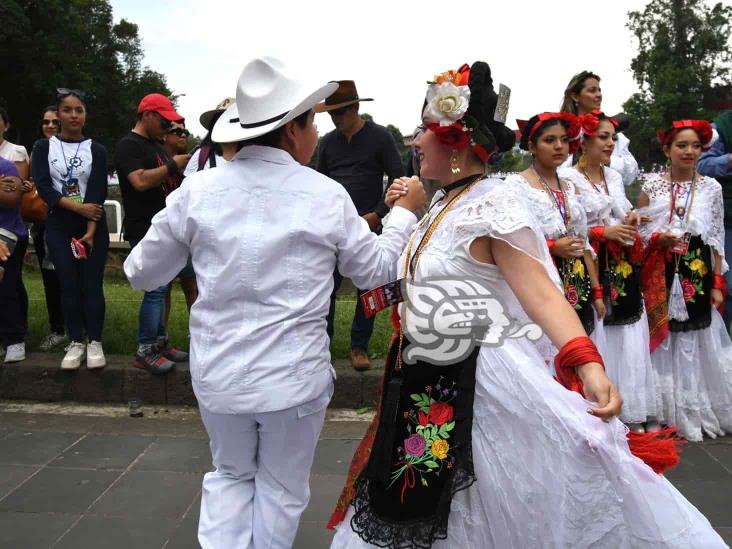 Más de 2 mil bailaron La Bamba en el paseo de Los Lagos en Xalapa (+Video)