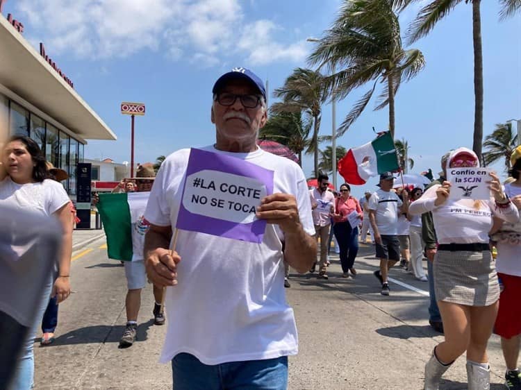 Marchan en Veracruz en defensa de la Suprema Corte de Justicia