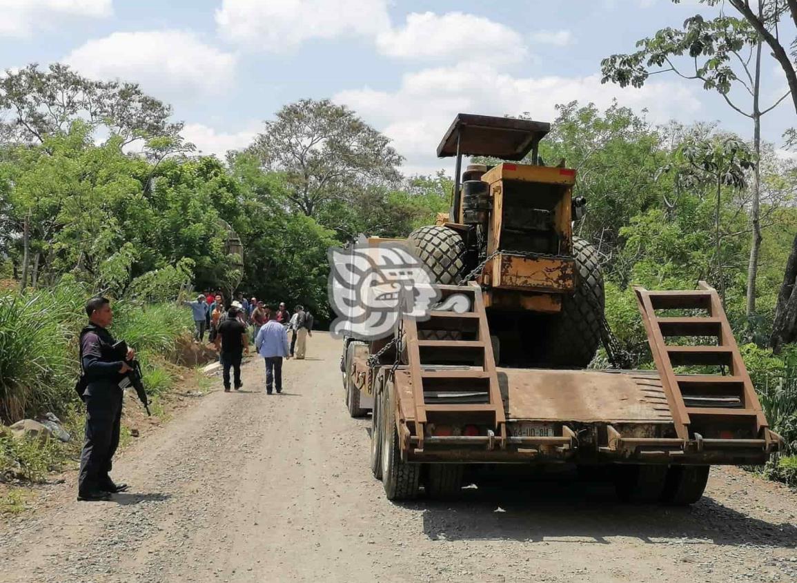 Retienen maquinaria en la sierra; exigen concluir obra