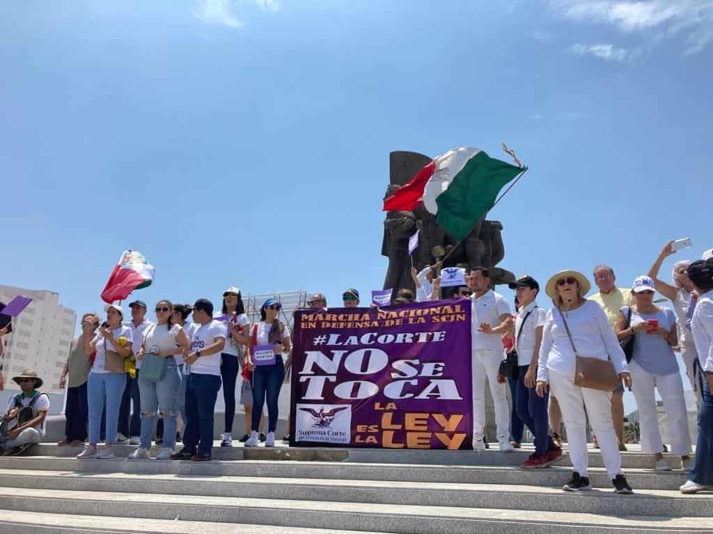 Marchan en Veracruz en defensa de la Suprema Corte de Justicia