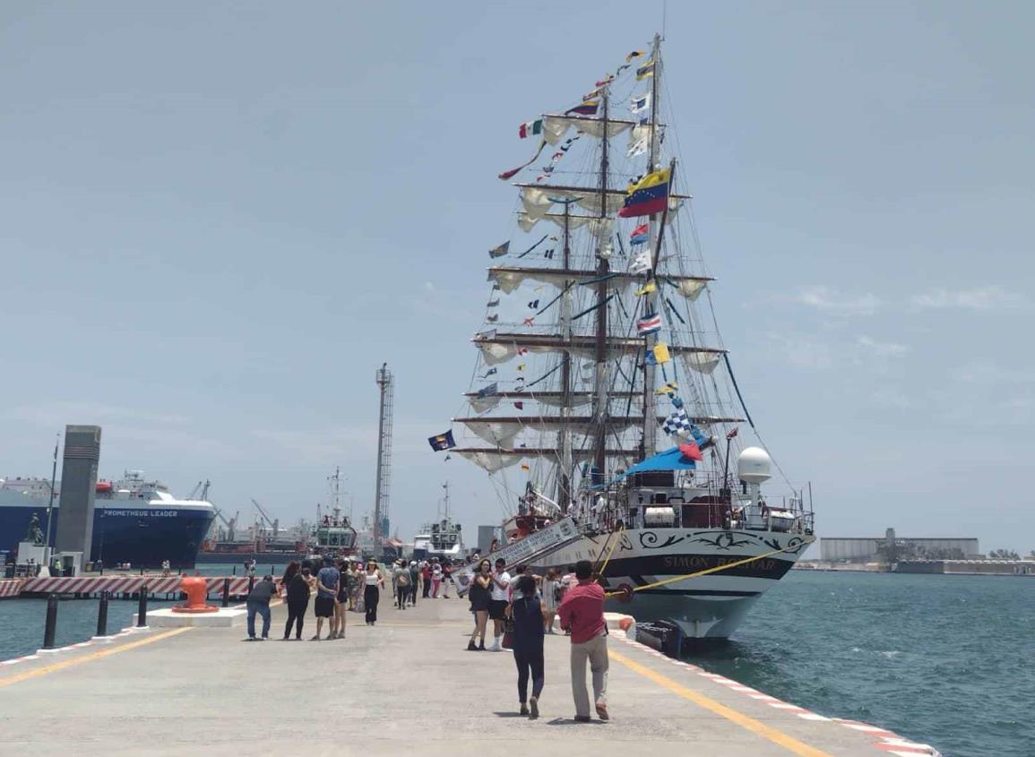 Miles de jarochos visitan el buque Simón Bolívar