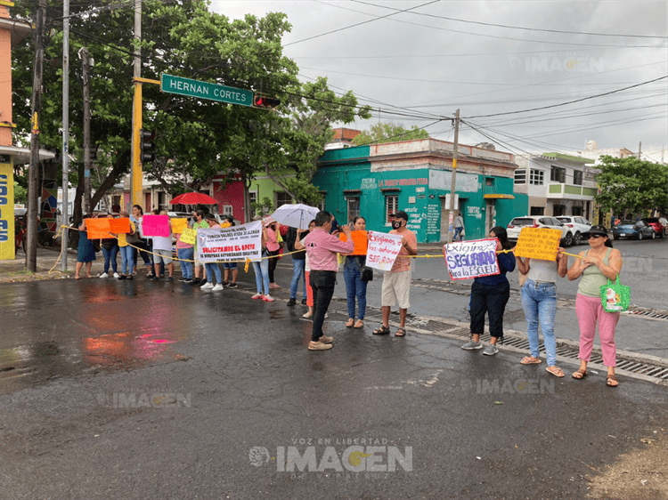 Bloquean calles de Veracruz por constantes robos a jardín de niños (+Video)